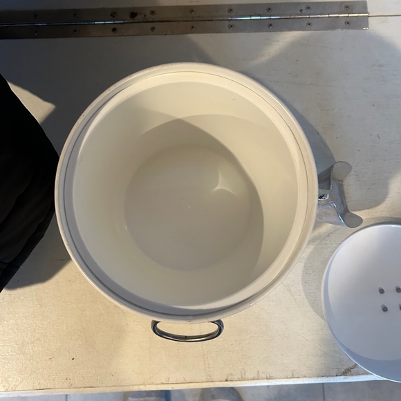 White Ice Bucket with Lid and Scoop - Picture 2 of 13